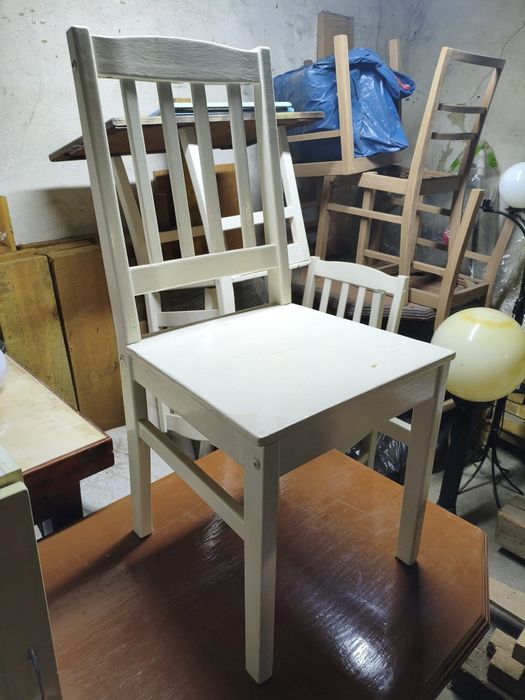 Solidne krzesło drewniane białe