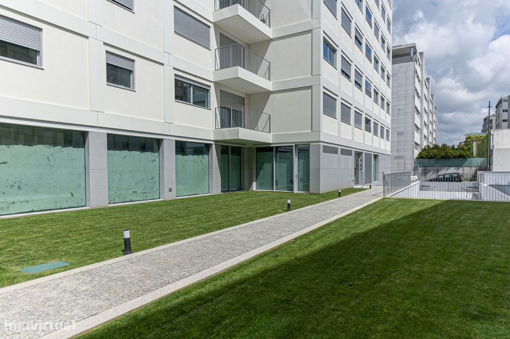 T3 Novo em Condomínio com Jardim, 3 Garagens, Permuta Possível