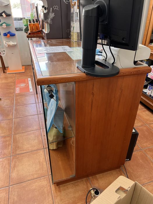 Movel madeira nogueira,vitrine na frente,gavetas e prat atras
