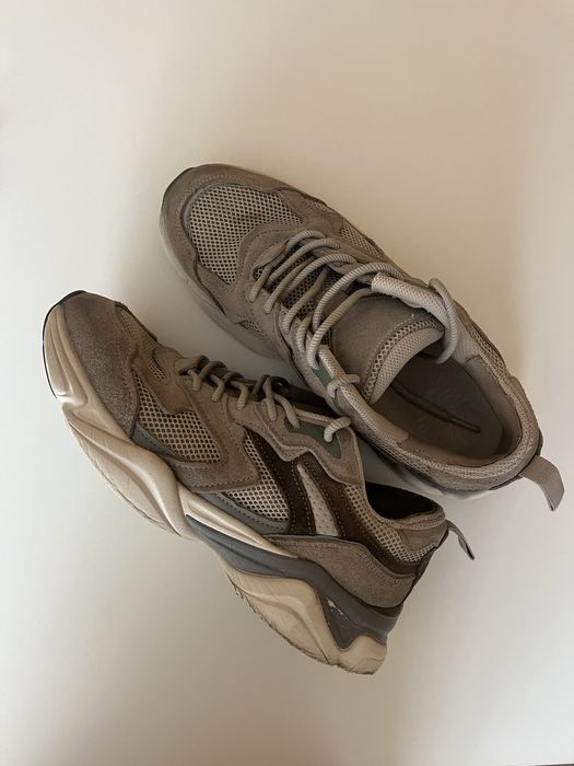 Кросівки reserved