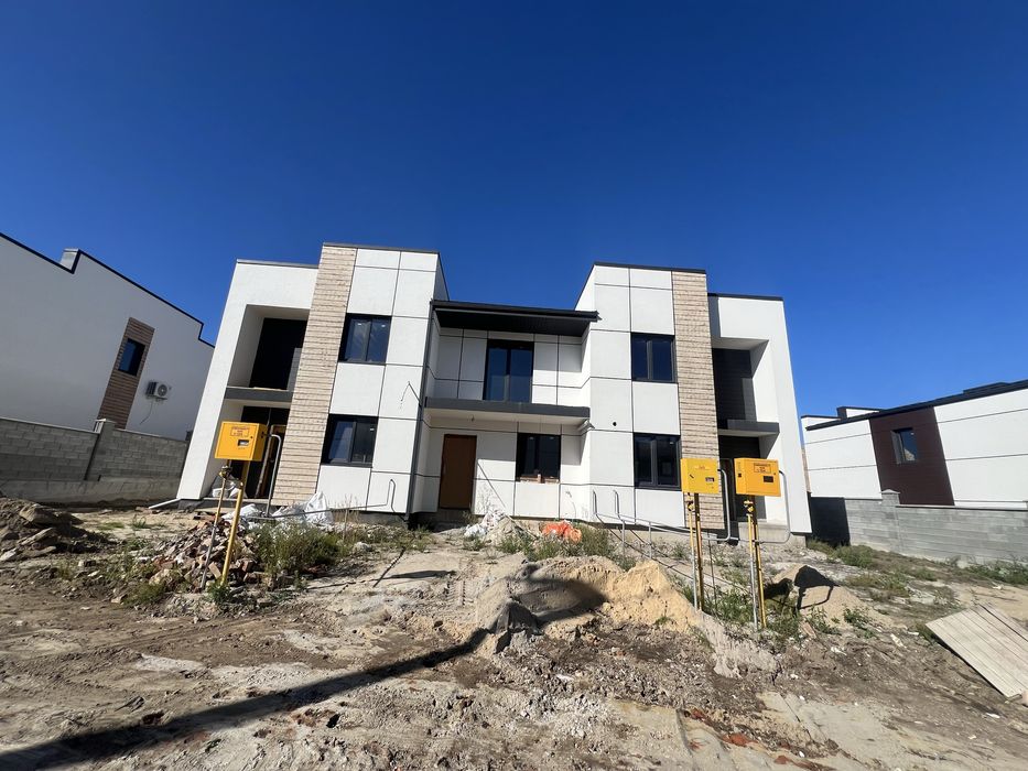 Продаж котеджа з  міськими комунікаціями + газ .Можливе розтермінуваня