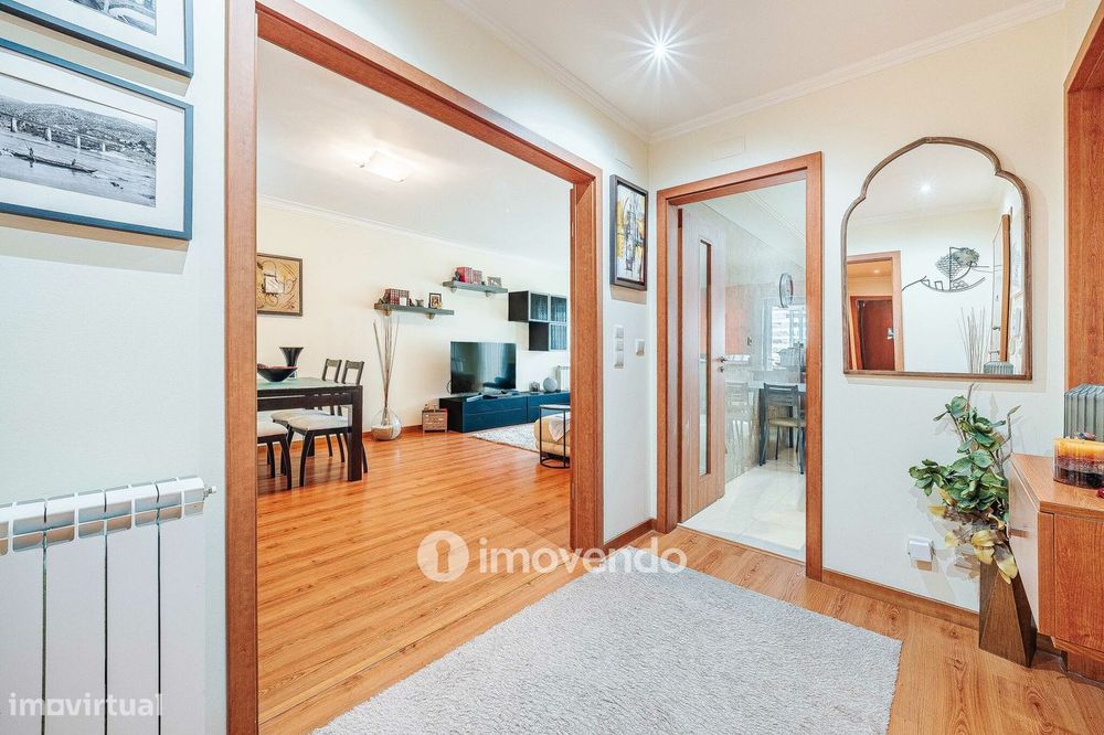 Apartamento T3, com estacionamento, em São Domingos de Rana