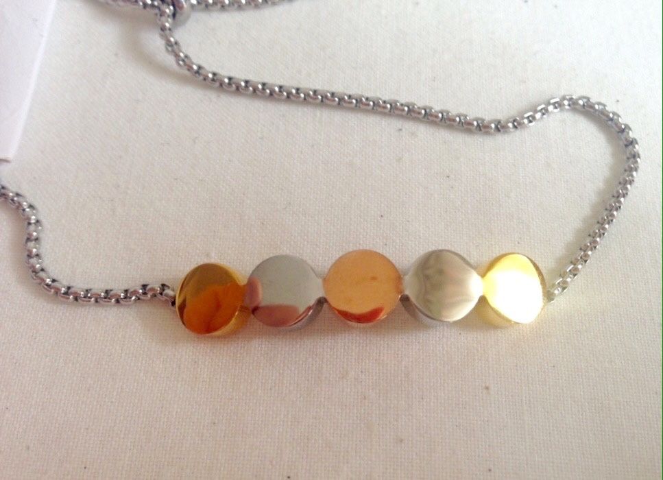 Pulseira em aço inoxidável com design moderno - NOVA