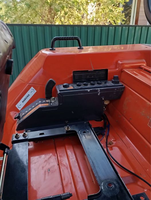 В ціну входить трактор Kubota GL-19, плуг, косарка та фриза