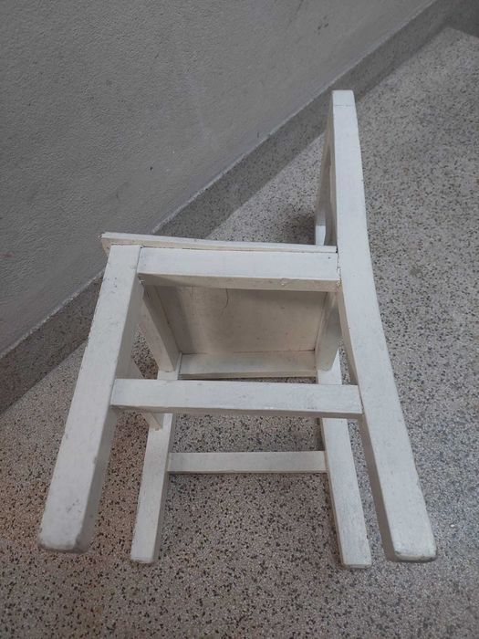 Cadeira pequena de madeira antiga