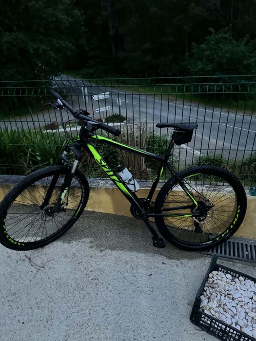 Bicicleta preta . Nova