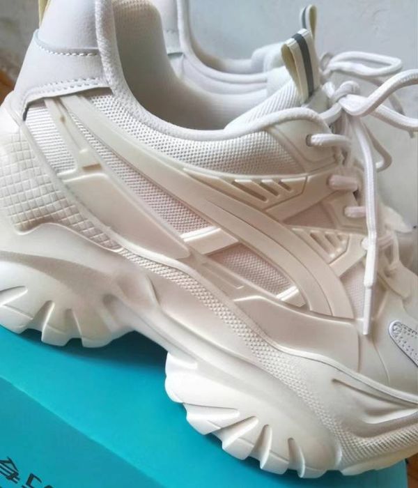 AGSDON
Tênis esportivo de sola grossa com cadarço em tom de begeTênis