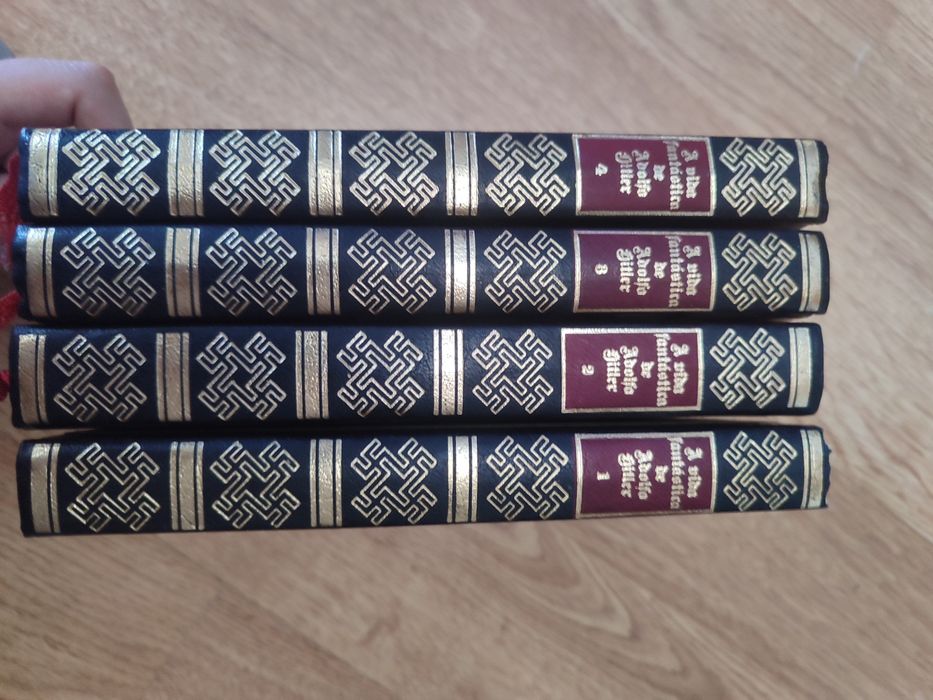 Vendo coleção de livros "A vida fantástica de Adolfo Hitler"