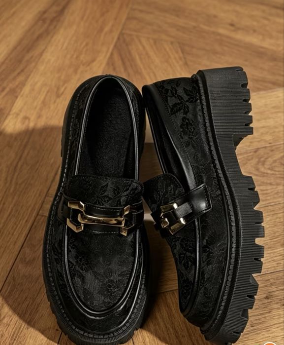 Sapatos pretos.