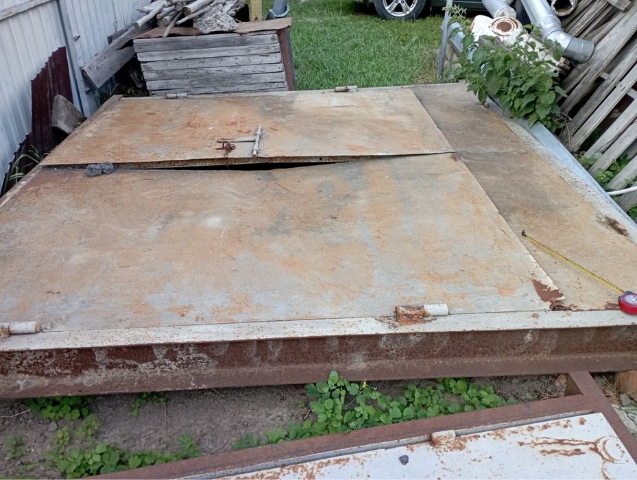 Ворота на гараж. Брама з луткою.