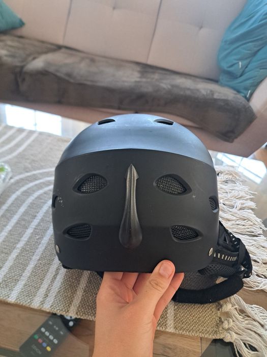 kask narciarski czarny