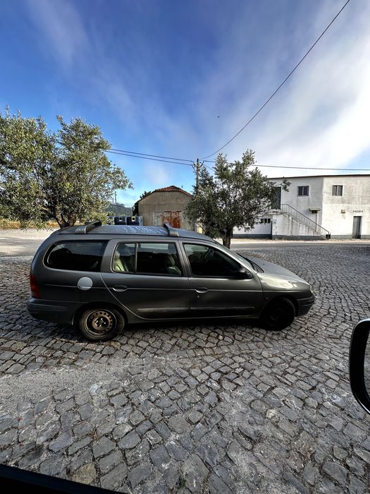 Renault Mégane 1999 para peças ou reparação Vendo Renault Mégane ano 1999. Inspeção válida até novembro. Vidro elétrico do passageiro (  não funciona.