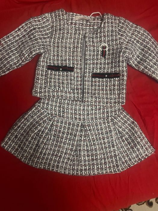 Дуже гарний костюмчик для дівчинки.