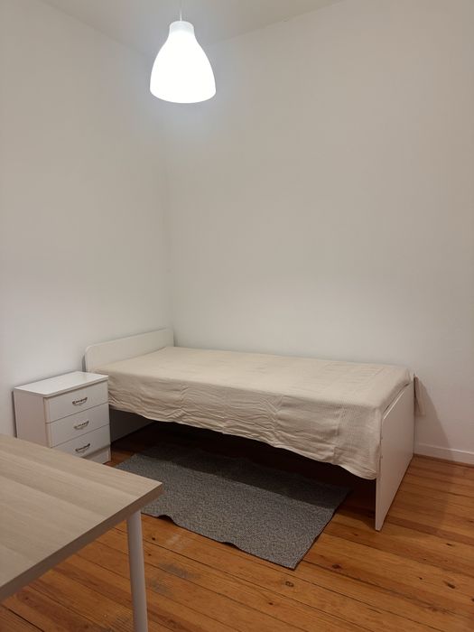 Quarto mobilado, individual, despesas incluidas, estudantes ou trabalhadores