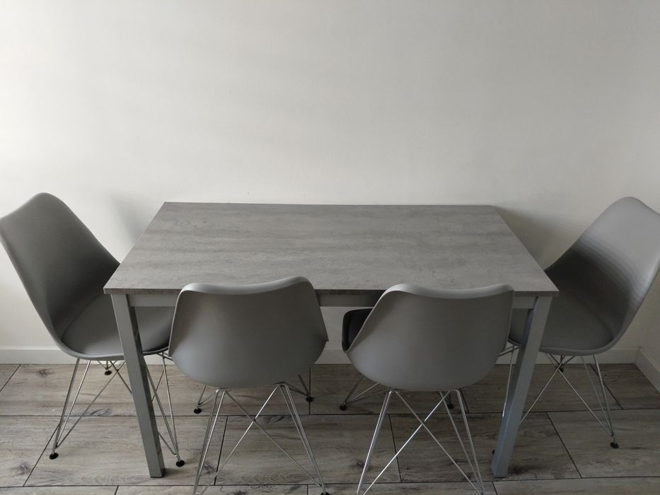 Stół kuchenny z krzesłami