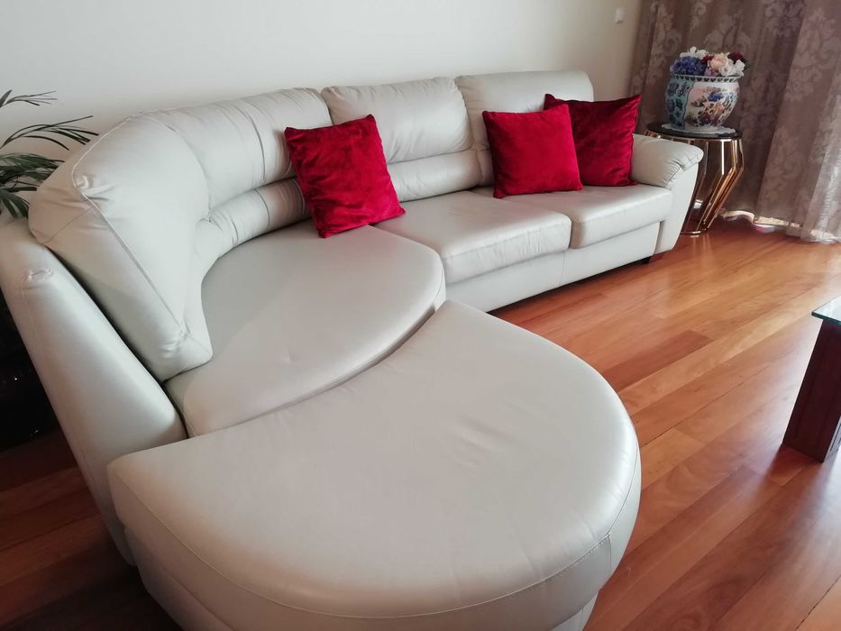 Sofá em pele bege claro