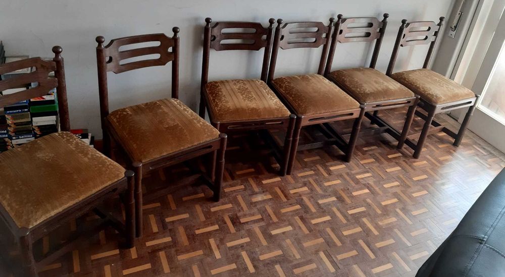 Conjunto de 6 cadeiras dos anos 60-70. Construídas em madeira de mogno maciça e estofadas em tecido aveludado castanho.