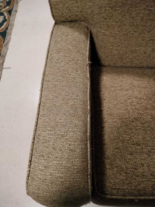 Sofá para três a quatro pessoas, em bom estado