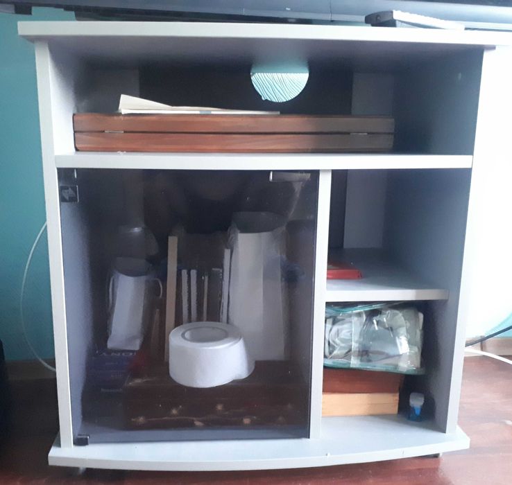 Тумба под телевизор на колесиках