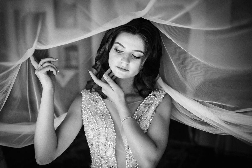 Весільне плаття .