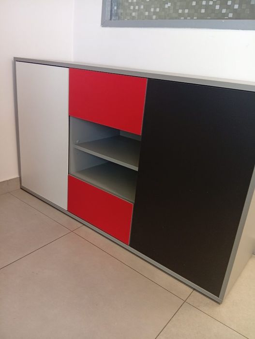 Komoda , biało , czarno, czerwona do pokoju młodzieżowego