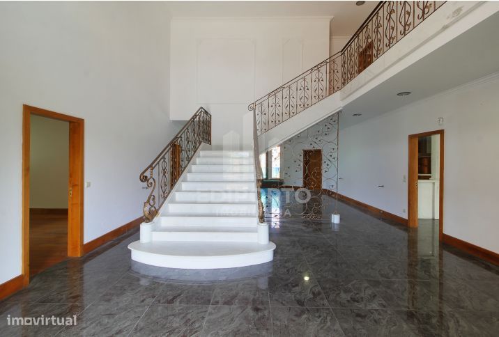 Moradia T6  com 4 suites, piscina interior a 25 minutos do Porto