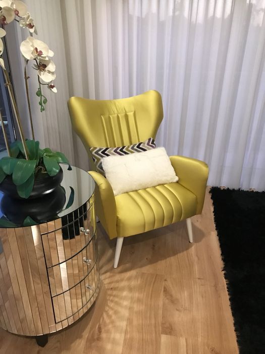 Cadeiräo e almofadas amarelas susana camelo