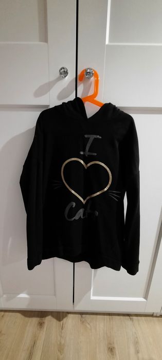 Czarna bluza z kapturem r.158