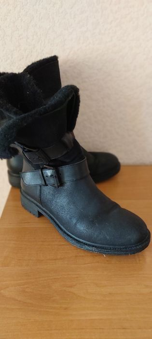 Ботинки,  сапожки,  напівчоботи.