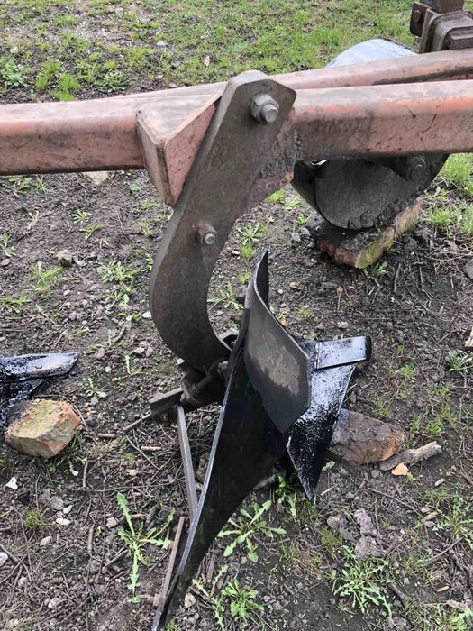 Продам плуг Полігон на високій стійці.