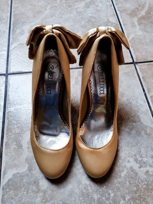 Buty na obcasie, złote, kokarda