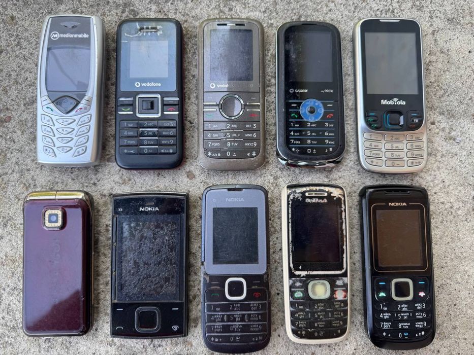 Старенькі кнопочні телефони-не дорого