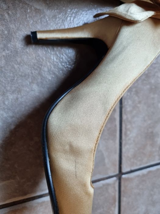 Buty na obcasie, złote, kokarda