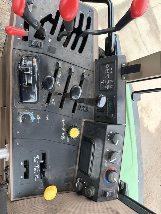 Трактор John Deere 6400