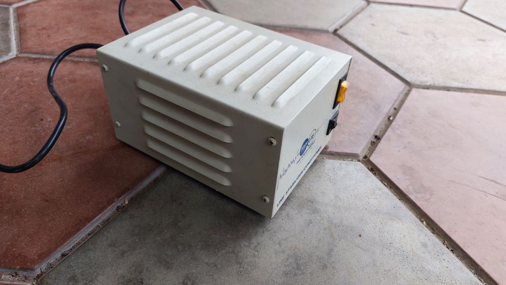 Мережевий стабілізатор 1000w TrippLite сетевой стабилизатор напряжения