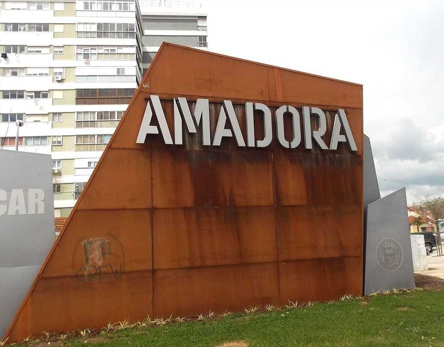 Arrenda-se Armazem  Damaia Reboleira