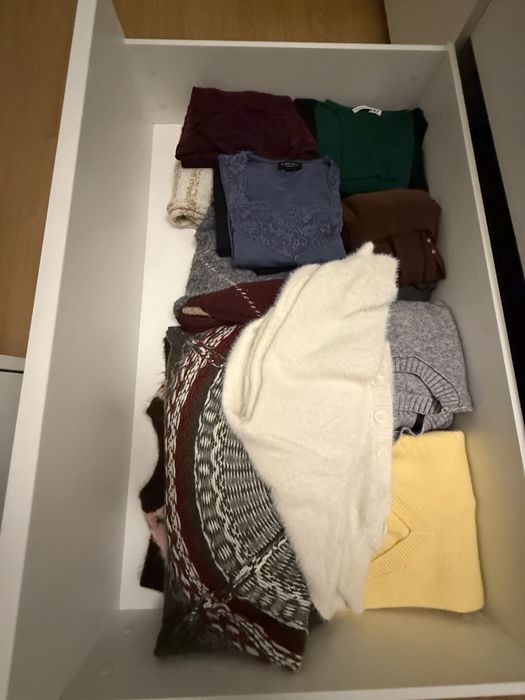 Vendo cama e uma mesinah linha Malm Ikea
