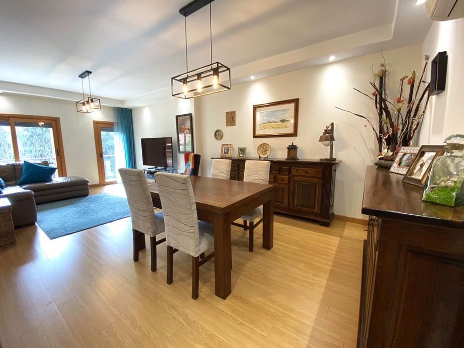 Qualidade | Mesa + 4 Cadeiras Estofadas em  Madeira Maciça