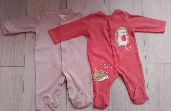2 pajacyki śpiochy napy 62 stópki dla dziewczynki