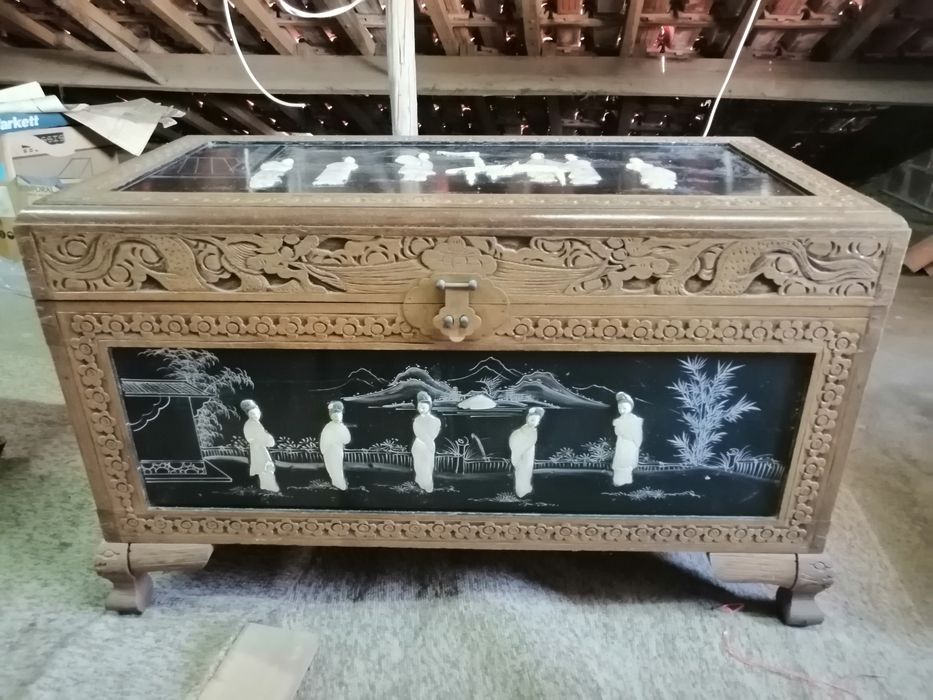 Mesa e arca oriental com + de 30 anos64729673892355123