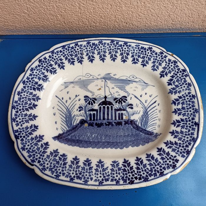 Travessa antiga em faiança portuguesa do Norte