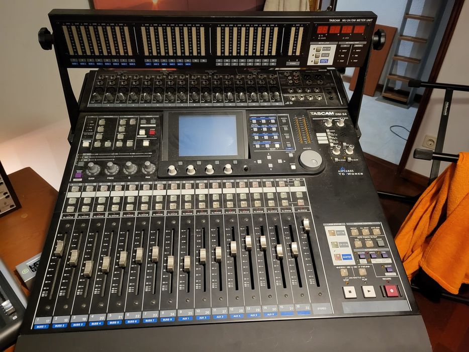 Mesa de estúdio mackie e tascam
