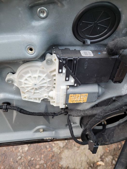 lusterko  prawe elektryczne czarne golf IV LC9Z