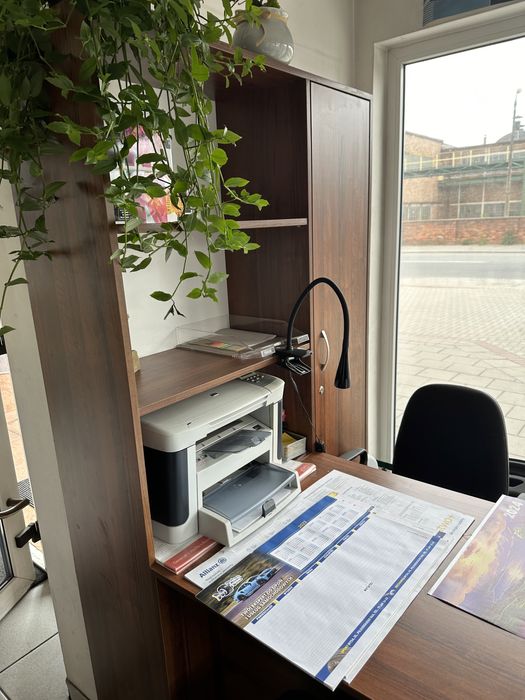 Meble biurowe z biurkiem