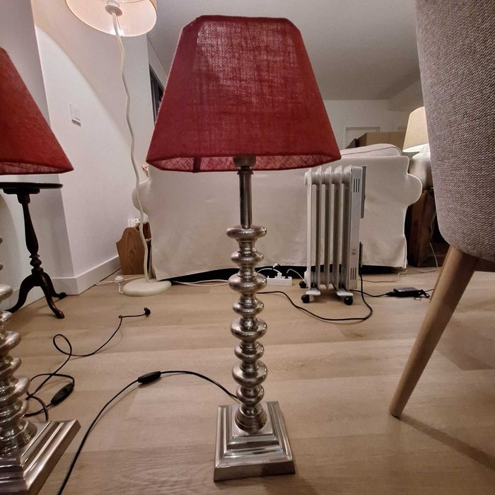 Conjunto de candeeiros elegantes com abajur encarnado