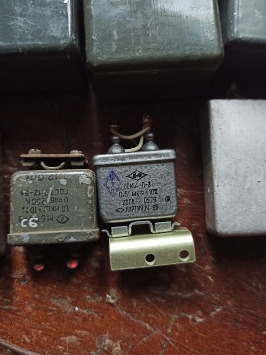 Конденсаторы разные.