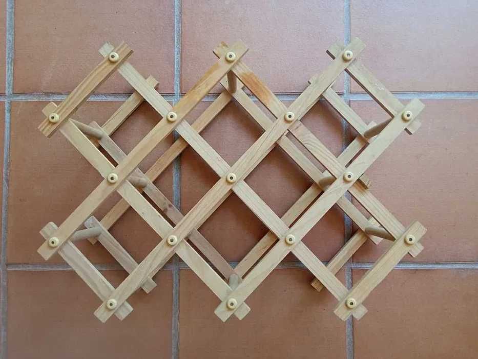 Suportes De Garrafas - Madeira e Plástico