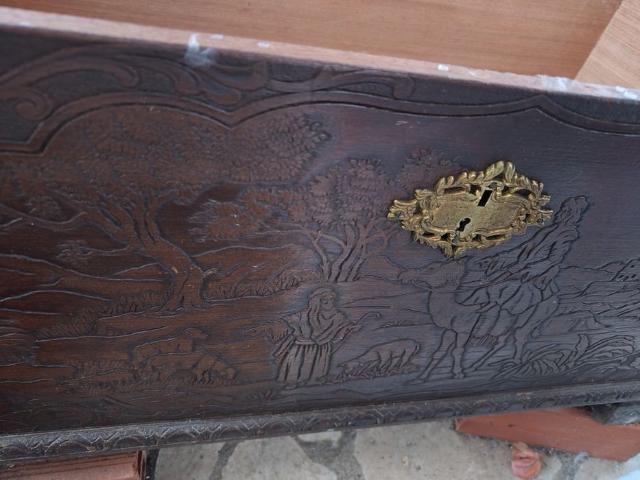 Arca de madeira com detalhes