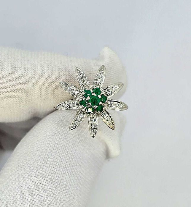 Бриллиантовые пусеты с изумрудами