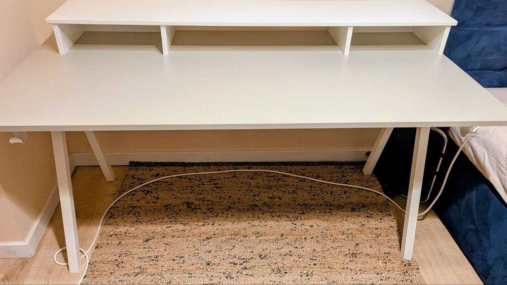 Białe biurko IKEA TROTTEN